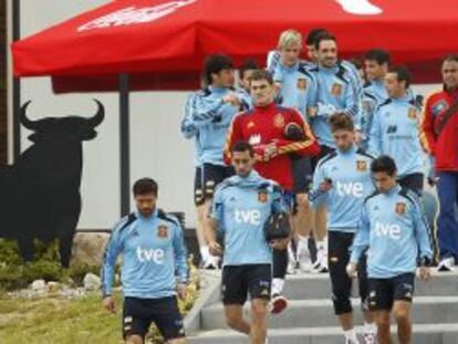 Los jugadores de España, camino del entrenamiento en Gniewino