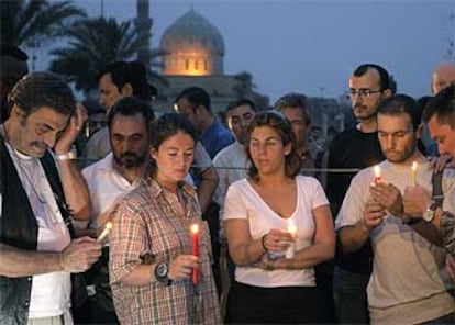 <b>BAGDAD</B>. No sólo en España se han producido las protestas. Los destacados en el hotel Palestine de Bagdad, que convivieron con José Couso y con el cámara de Reuters fallecidos el martes, convocaron un acto en el jardín del hotel en el que pusieron velas en recuerdo de todos los reporteros muertos en la guerra de Irak.