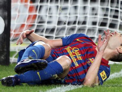Iniesta se duele en el suelo de su rotura del bíceps femoral en el partido de anoche.