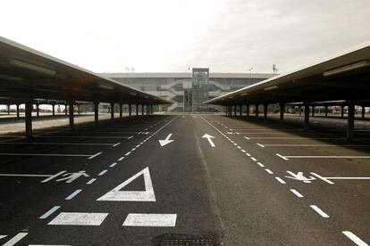 Fachada y aparcamiento vacío del aeropuerto de Ciudad Real.