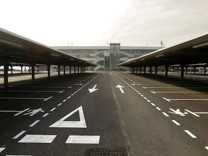 Fachada y aparcamiento vacío del aeropuerto de Ciudad Real.