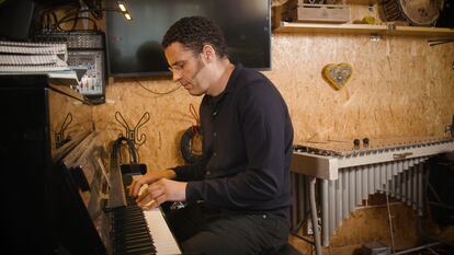 Jairo Zavala tocando el piano en la cabaña de la sierra en la que compone y ensaya.