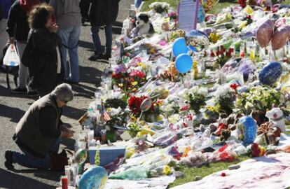 Varias personas rezan en el memorial levantado fuera del hospital donde se recuperan los heridos del tiroteo de Tucson