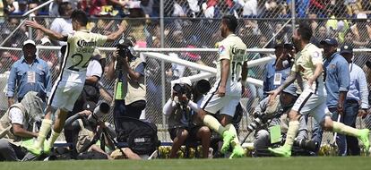 Los jugadores del Am&eacute;rica celebran uno de sus goles