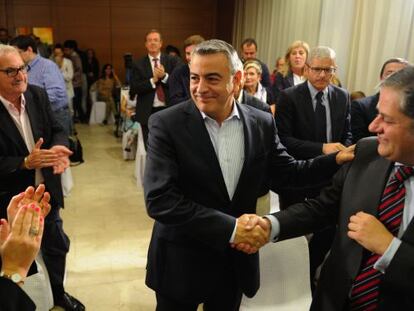 Javier de Andrés, en el centro, durante el acto político celebrado este lunes en Vitoria.