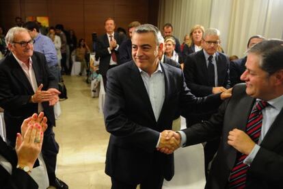 Javier de Andrés, en el centro, durante el acto político celebrado este lunes en Vitoria.