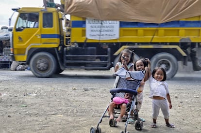 Los niños ya no pueden acceder al vertedero de Rodríguez Rizal. Los trabajadores se turnan para cuidar de los hijos que juegan a las puertas del basurero, adónde llegan camiones con toneladas de basura cada pocos minutos.