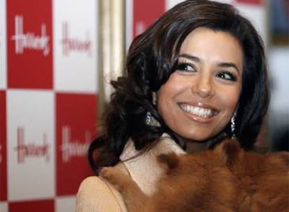 Eva Longoria posa para los periodistas en los almacenes Harrod's