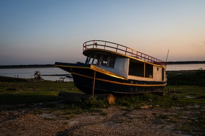 Una embarcación atascadad durante la sequía en el puerto de Puerto Nariño, el 14 de octubre de 2024.