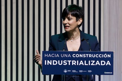 La ministra de Vivienda y Agenda Urbana, Isabel Rodríguez, interviene en el acto 'Hacia una construcción industrializada', en la octava edición de la Feria Rebuild en Madrid.
