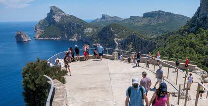 Turistas en el mirador Es Colomer en Formentor (Mallorca)