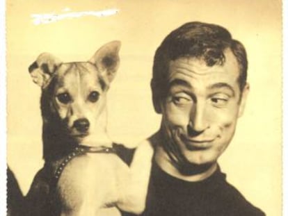 Gila, en una imagen promocional de 1963 con su perro, 'Cinco'.