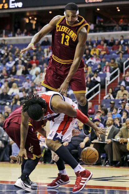 Tristan Thompson, de los Cleveland Cavaliers, salta sobre Nene, de los Washington Wizards.