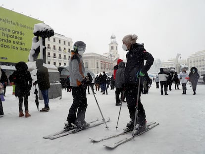 MADRID, 09/01/2021.-Esquí en la puerta del Sol, en Madrid, este sábado en el que la península sigue afectada por el temporal Filomena que deja grandes nevadas y temperaturas más bajas de lo habitual que bajarán drásticamente los próximos días. EFE/Kiko Huesca