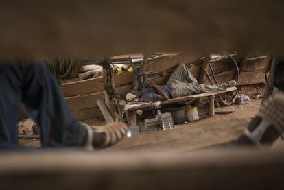 Las jornadas de trabajo en las minas artesanales son de 24 horas. En la imagen, un joven echa una cabezada después de haber pasado el día en el interior de la excavación.