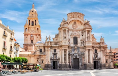 La Catedral de Santa María, ubicada en la céntrica Plaza del Cardenal Belluga, es el mayor símbolo de la ciudad.