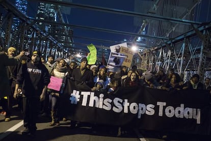 Milers de persones protesten contra la policia a Nova York.