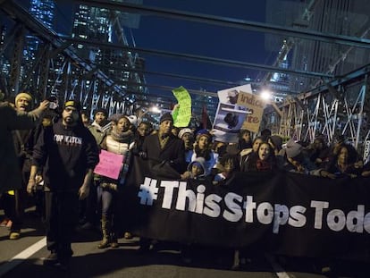 Milhares de pessoas protestam contra a polícia em Nova York.