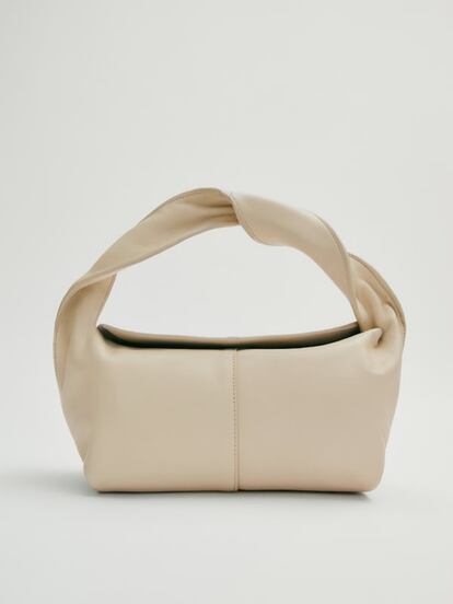 Para llevar al hombro.?Desde los ms mini hasta los ms extravagantes, los bolsos al hombro nos sorprenden temporada tras temporada con nuevas formas y texturas.?De la gama de piel napa de Massimo Dutti, el bolso croissant es una apuesta segura. 79,95 euros.