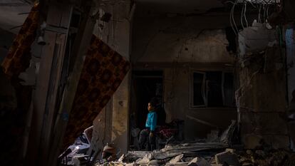 Un niño mira los daños sufridos por su casa familiar tras un bombardeo en Rafah, en el sur de Gaza, el 8 de febrero.