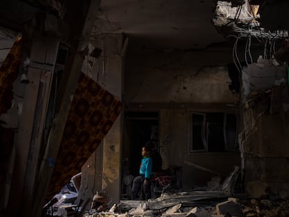 Un niño mira los daños sufridos por su casa familiar tras un bombardeo en Rafah, en el sur de Gaza, el 8 de febrero.