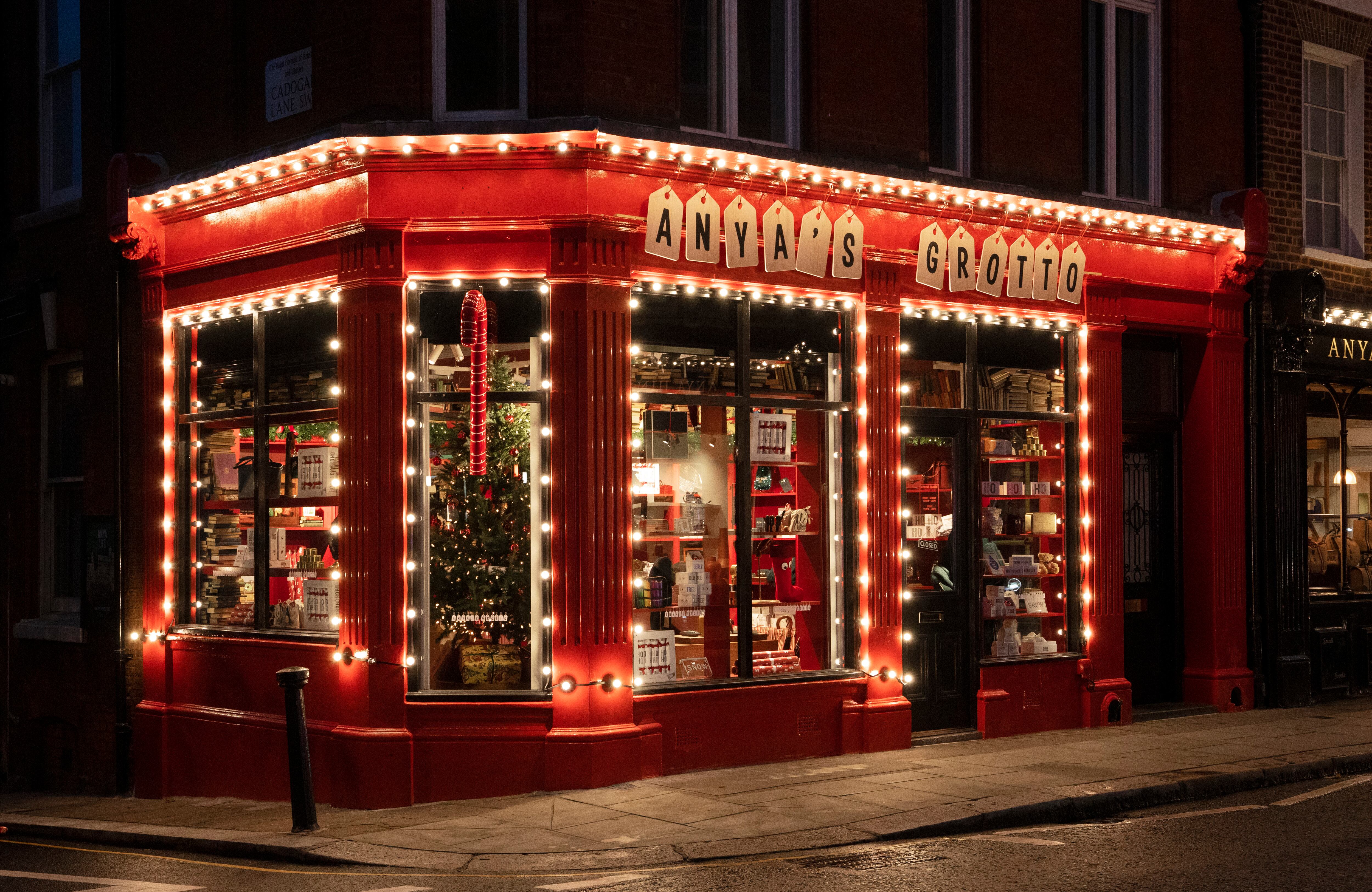 La diseñadora Anya Hindmarch tiene tantos espacios en el mismo rincón de la calle Pond Street, en el barrio de Chelsea,