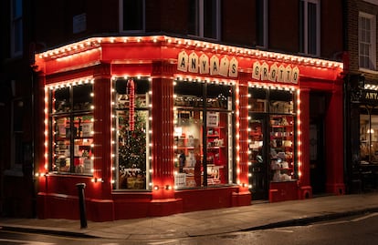 La diseñadora Anya Hindmarch tiene tantos espacios en el mismo rincón de la calle Pond Street, en el barrio de Chelsea,