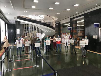 Delegados sindicales reciben con pancartas a Urkullu en un hospital de Bizkaia.