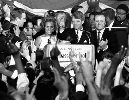 El 5 de junio de 1968, Robert F. Kennedy ganó las primarias y se convirtió en el candidato de los demócratas. Por la noche, tras el recuento que le dio la candidatura, dedicó unas palabras a sus seguidores en el hotel Ambassador de Los Ángeles (en la imagen). Poco después, fue tiroteado.