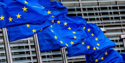 Unión Europea ondean ante la sede de la Comisión Europea en Bruselas (Bélgica)