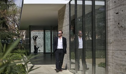 Jordi Bernadó junto a las puertas eliminadas del edificio Mies van der Rohe de Barcelona