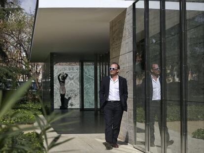 Jordi Bernad&oacute; junto a las puertas eliminadas del edificio Mies van der Rohe de Barcelona