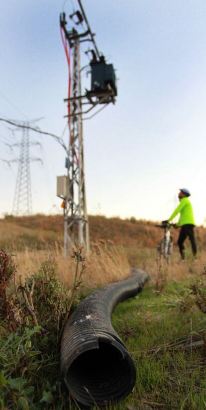 Un trozo de cubierta de plástico, de cuyo interior se ha sustraído el cable, en Villaverde Bajo.