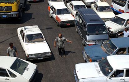 Cuando los atascos de Bagdad llegan al paroxismo, surgen siempre voluntarios para dirigir el tráfico.