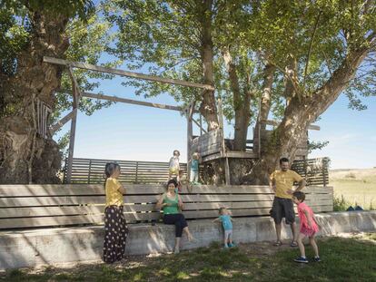 Unos niños juegan en Fuentelfresno (Soria) junto con sus padres.