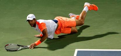 Verdasco cae durante la final en Dubái.