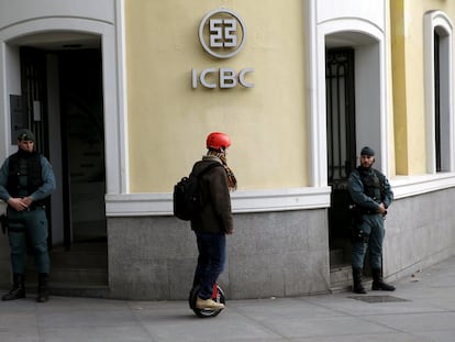 Entrada a la sede de ICBC en Madrid durante los registros de la Guardia Civil en febrero de 2016.