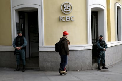 Entrada a la sede de ICBC en Madrid durante los registros de la Guardia Civil en febrero de 2016.