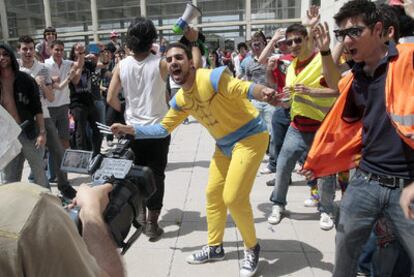 Un instante del rodaje en una sola toma del videoclip para Internet rodado ayer en la Universidad Politécnica de Valencia.