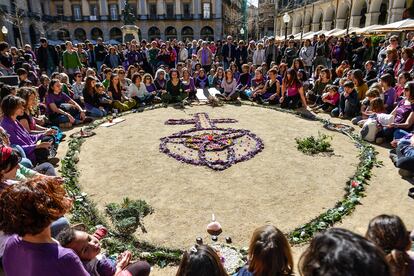 Ofrenda floral en commemoracion a las mujeres victimas de violencia machista en Girona este mes de marzo.