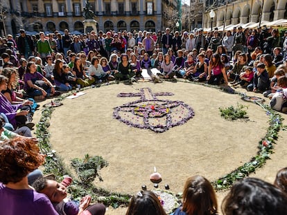 Ofrenda floral en commemoracion a las mujeres victimas de violencia machista en Girona este mes de marzo.