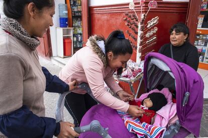 Poco a poco van vendiendo sus dulces, que llaman la atención a niños y mayores.