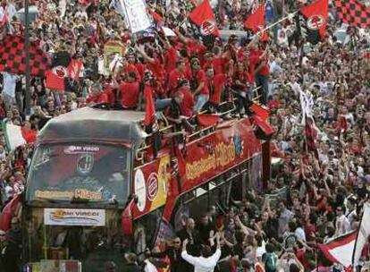 Los jugadores del Milan son aclamados en su paseo en autobús por las calles de la ciudad.