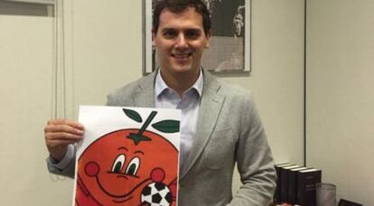 Rivera, con un dibujo de Naranjito.