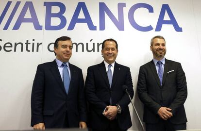 El consejero delegado de Abanca, Francisco Botas, su vicepresidente, Juan Carlos Escotet, y el director financiero, Alberto de Francisco, en la presentaci&oacute;n de resultados.