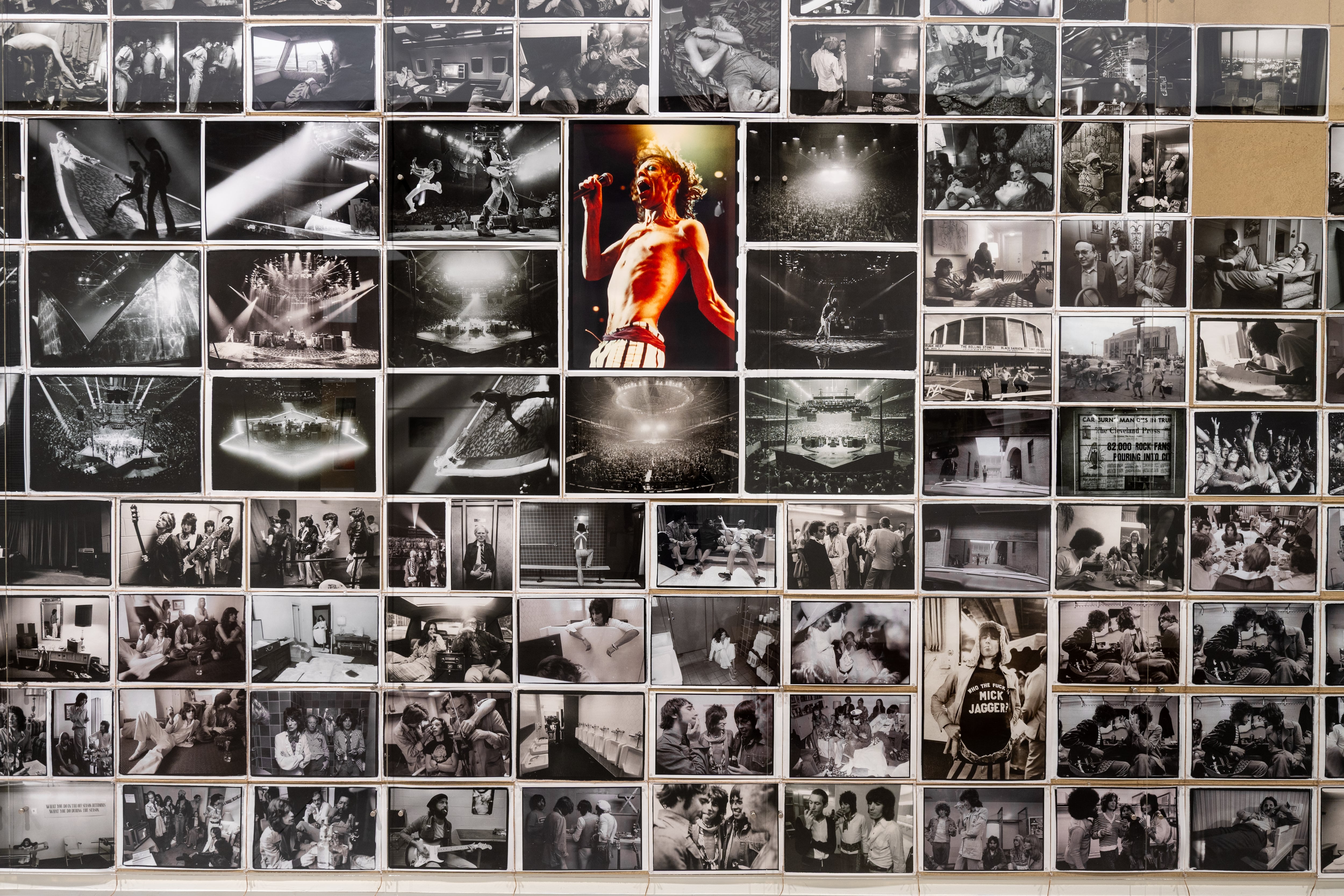 Un mural con sus fotos de las giras de The Rolling Stones durante los setenta, en la Fundación MOP de A Coruña.