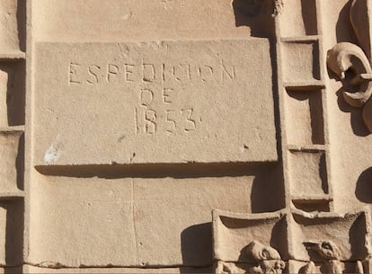 Grafiti que dejó Nicomedes de Mendívil, en 1853, en el escudo imperial de la portada de la Universidad de Salamanca.