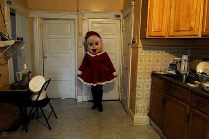 Berta González, en su casa de Passaic, junto a su traje de Mamá Noel. New Jersey, 2014.