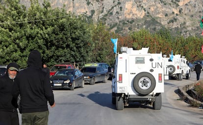 Vehículos de Unifil, a la entrada del pueblo de Deir Mimas, en el sur de Líbano, este martes.