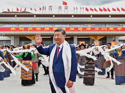 Xi Jinping saluda al llegar el miércoles a Lhasa, en la Región Autónoma del Tíbet, en el oeste de China.